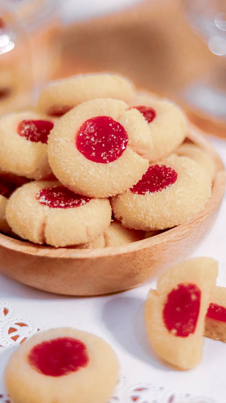 a cookies with fillings in the middle
